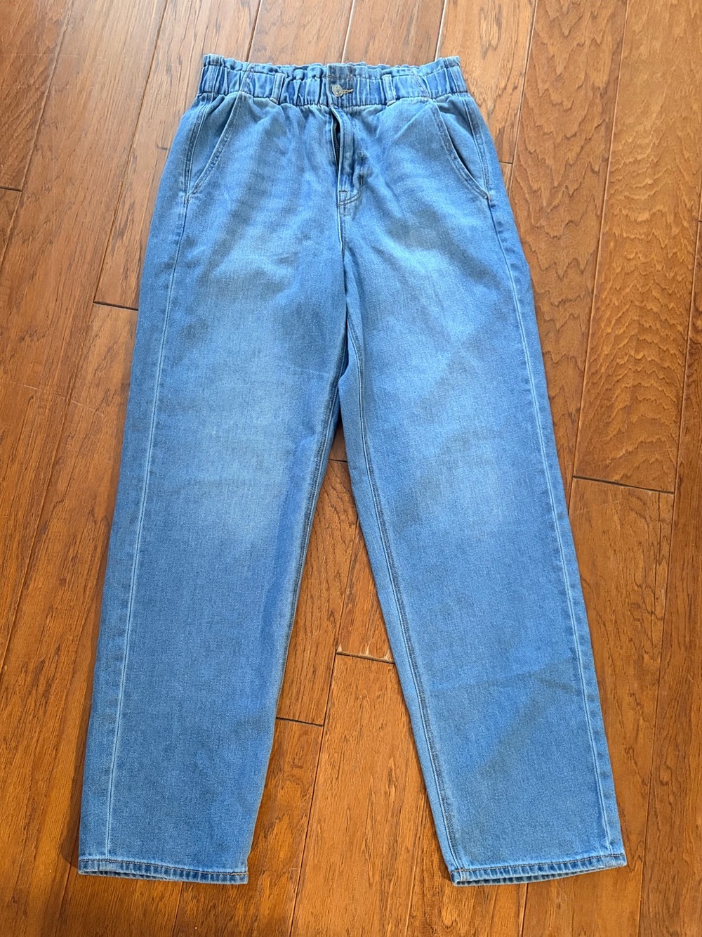 AE Light Blue Hi-Waisted Elastic Straight Leg Jeans. Size 8. - Picture 9 of 10